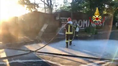Roma, incendio a Centocelle: l’intervento dei Vigili del Fuoco I video