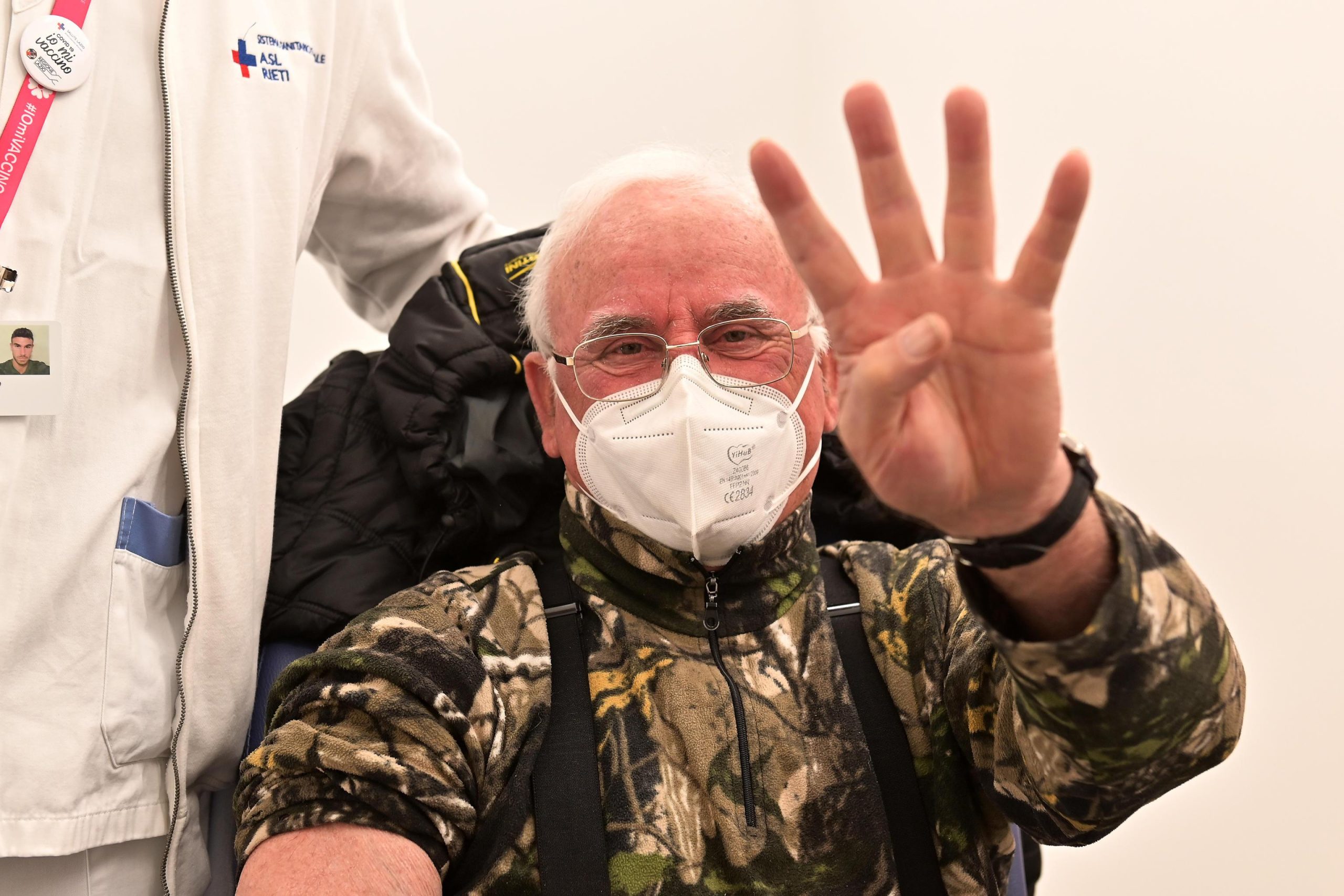 La quarta dose divide anche la scienza