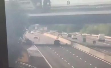 Auto contro volante della Polizia sulla A1: tragedia sfiorata I video
