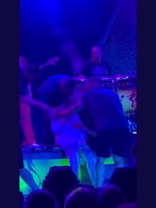 Carlos Santana, malore durante un concerto. Sviene sul palco I video