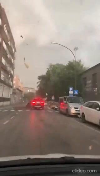 Tromba d’aria a Cremona, tetto si schianta su auto I video