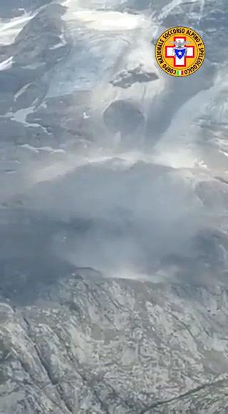 Marmolada, la valanga di ghiaccio ripresa dall’alto I video