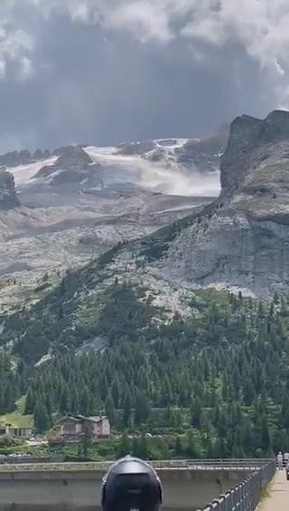 Valanga sulla Marmolada: il momento del distacco del ghiaccio I video