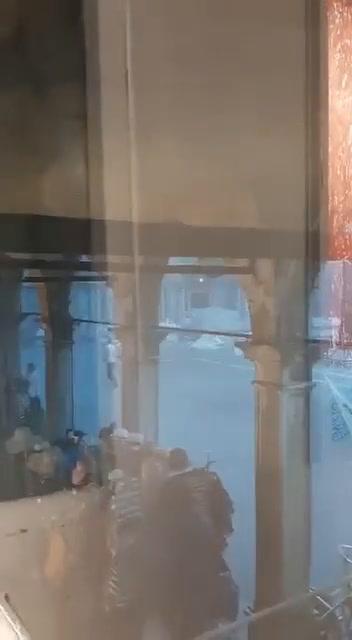 Maltempo: pietre e calcinacci si staccano dal campanile di Piazza San Marco a Venezia | video