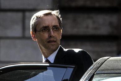 Gli insulti a Ghedini nel giorno della morte raccontano una parte irrecuperabile del Paese