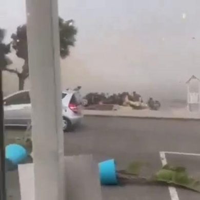 Tromba d’aria in Salento, bagnanti in fuga e danni I video