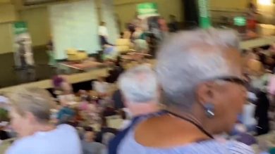 Rushdie accoltellato: il momento dell’aggressione I video