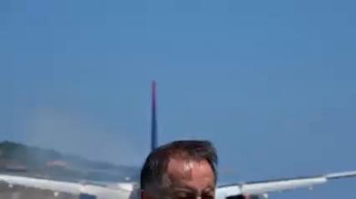 Skiathos, l’atterraggio più basso di sempre sulla testa dei turisti I video