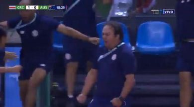 Calcio femminile, incredibile gol su punizione I video