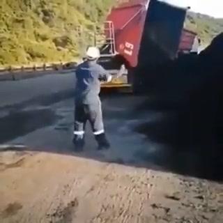 Operaio balla mentre scarica camion in strada I video