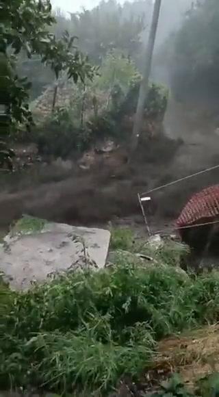 Alluvione a Monteforte Irpino, la frana porta via le auto I video