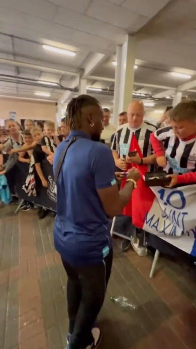 Allan Saint Maximin regala un Rolex ad un tifoso del Newcastle | video