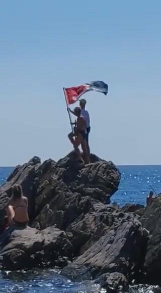 Genoa, Blessin issa la bandiera rossoblù sullo scoglio di Boccadasse I video