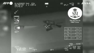 Barca rovesciata, uomo sopravvive nell’Oceano grazie a una bolla d’aria I video