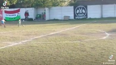 Il fallo per fermare il contropiede del bambino senza vergogna e cuore | video