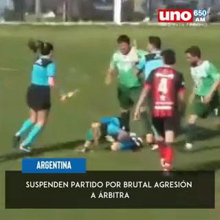 Argentina, arbitro donna aggredito alle spalle I video