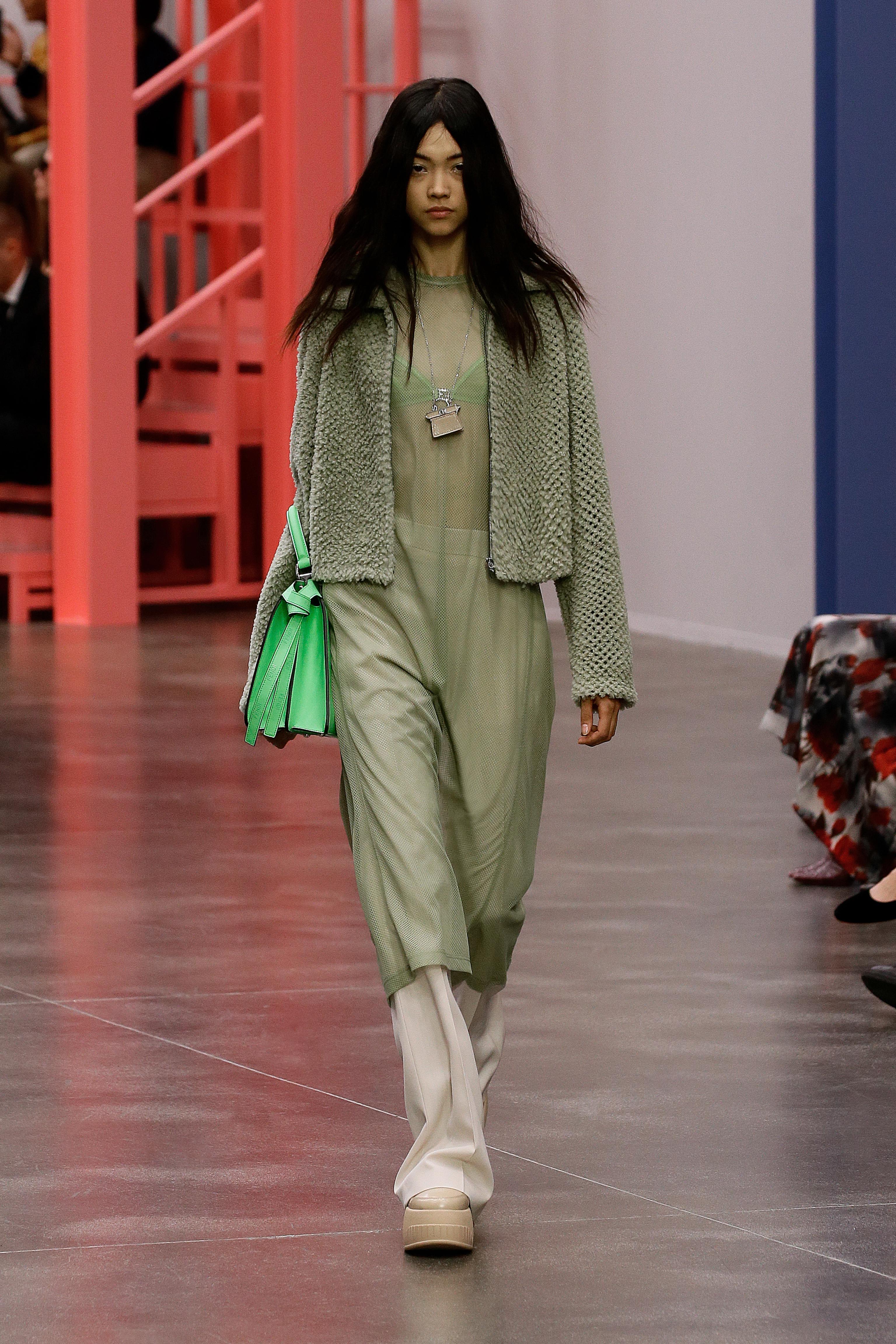 Glam rock, sfarzoso, pratico o alieno. Quale look copiare dalla Milano Fashion Week