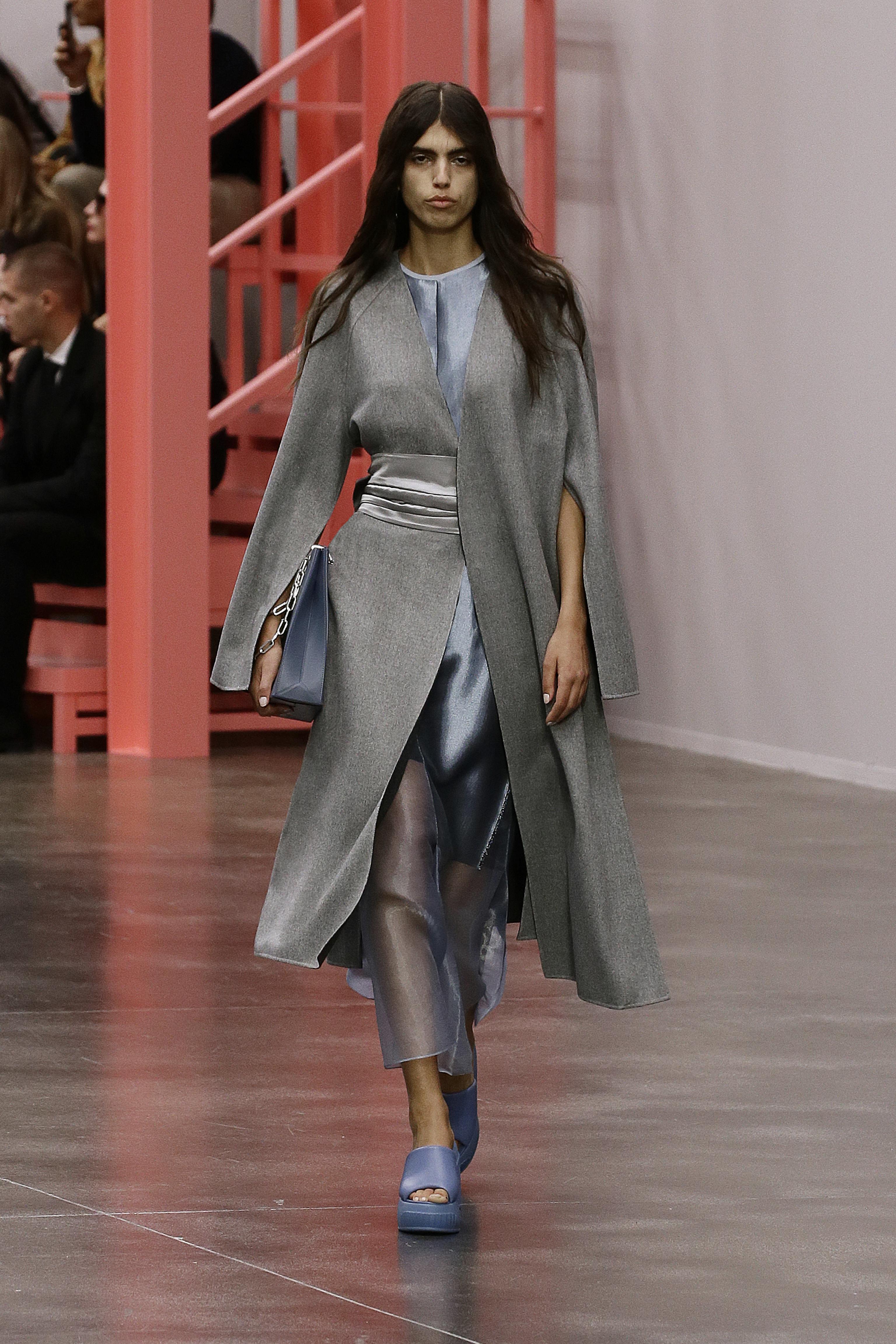 Glam rock, sfarzoso, pratico o alieno. Quale look copiare dalla Milano Fashion Week