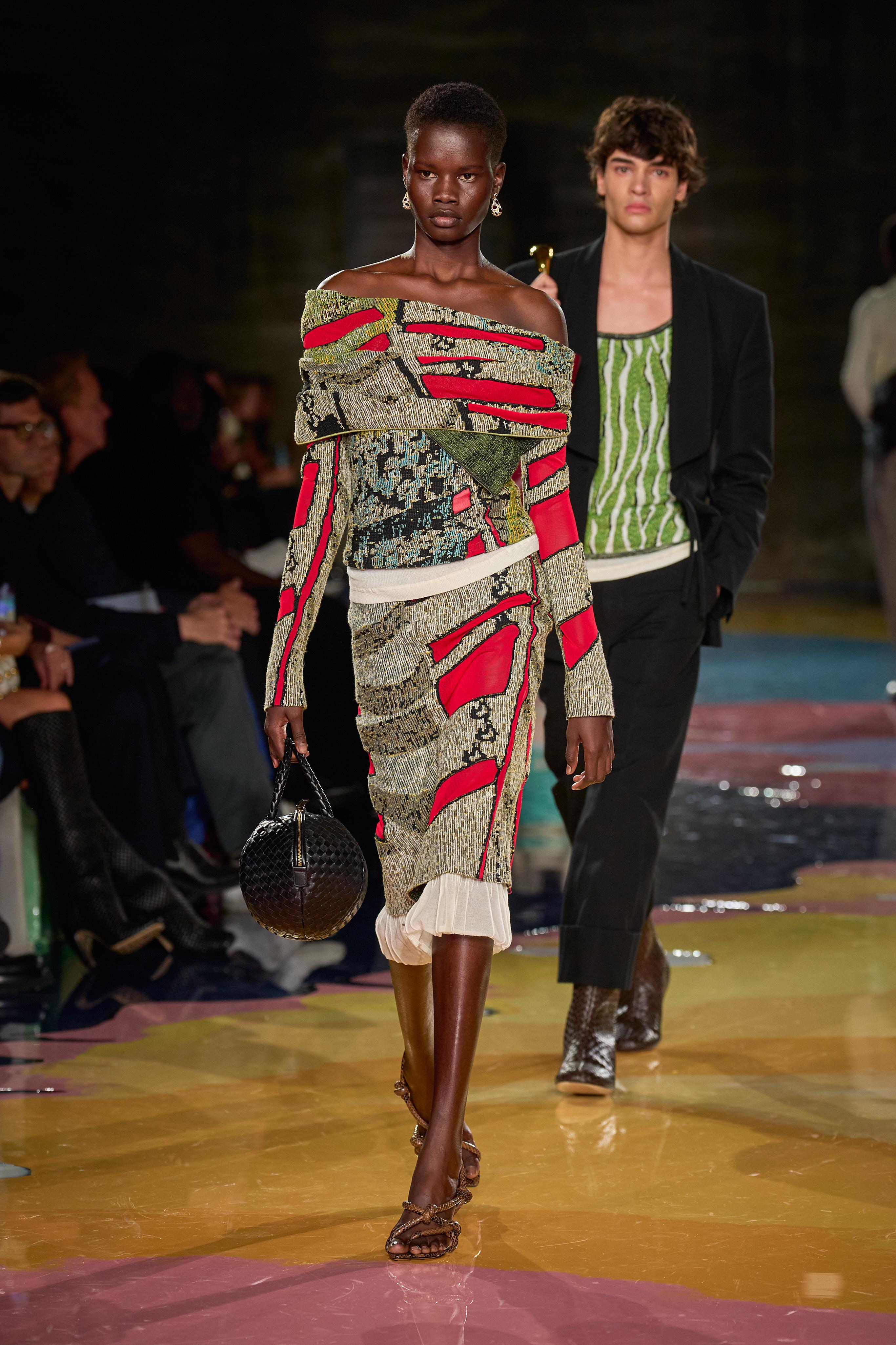 Glam rock, sfarzoso, pratico o alieno. Quale look copiare dalla Milano Fashion Week