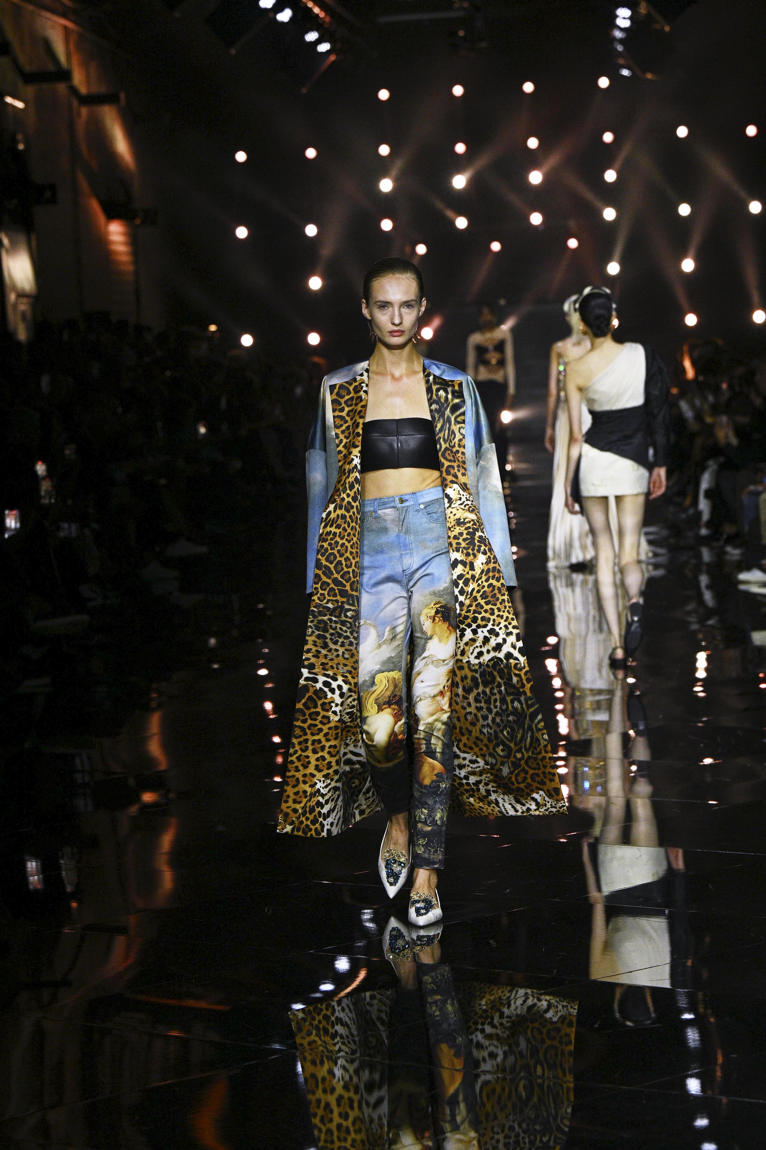 Glam rock, sfarzoso, pratico o alieno. Quale look copiare dalla Milano Fashion Week