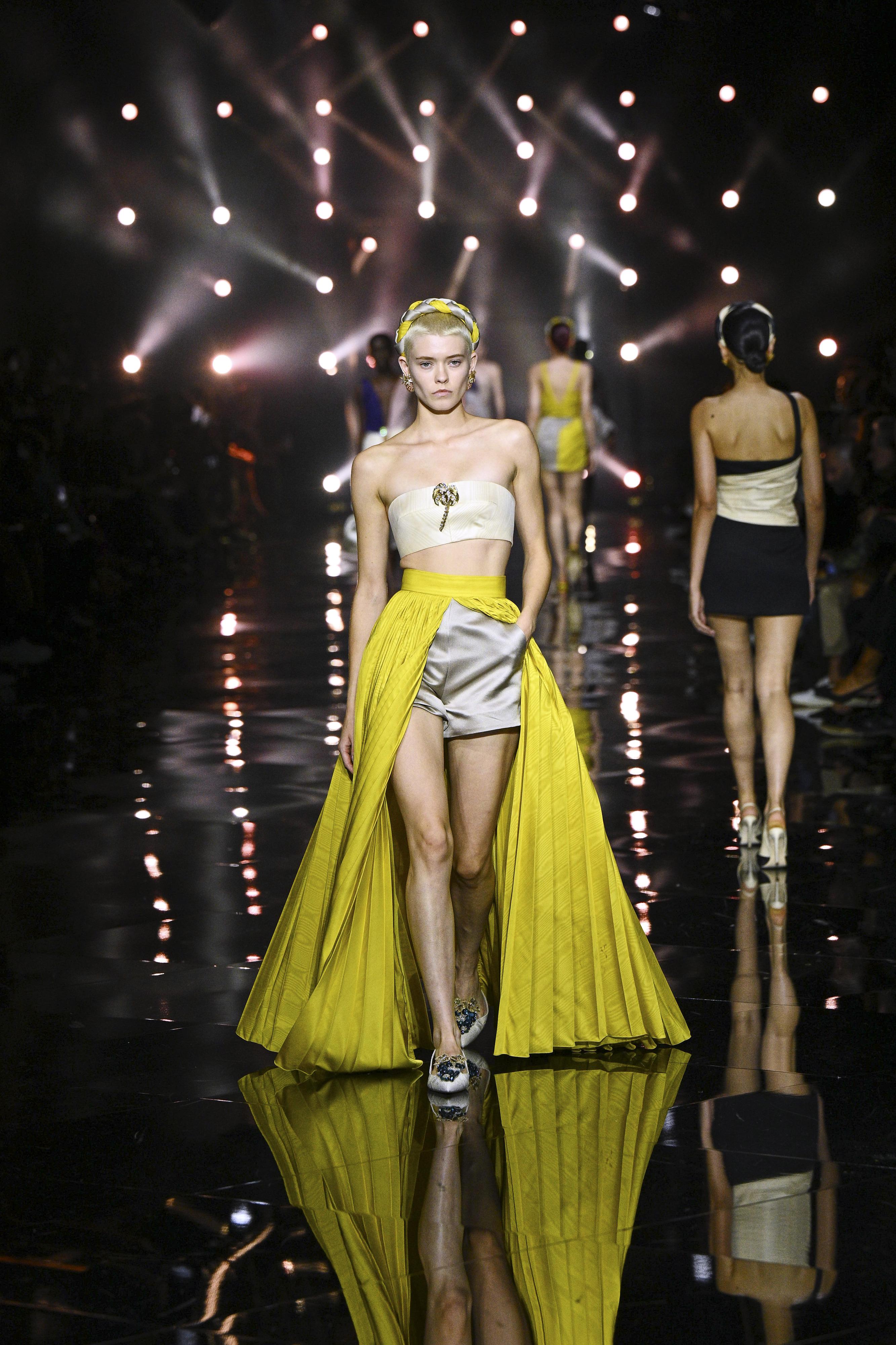 Glam rock, sfarzoso, pratico o alieno. Quale look copiare dalla Milano Fashion Week