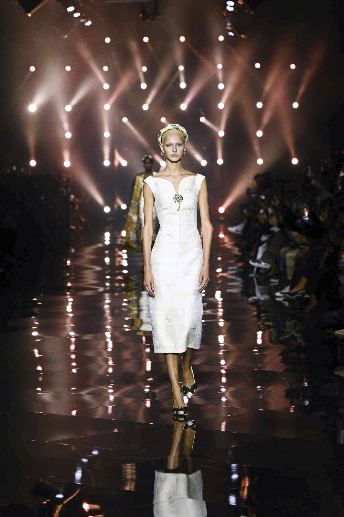 Galleria foto 'Glam rock, sfarzoso, pratico o alieno. Quale look copiare dalla Milano Fashion Week' - foto 65