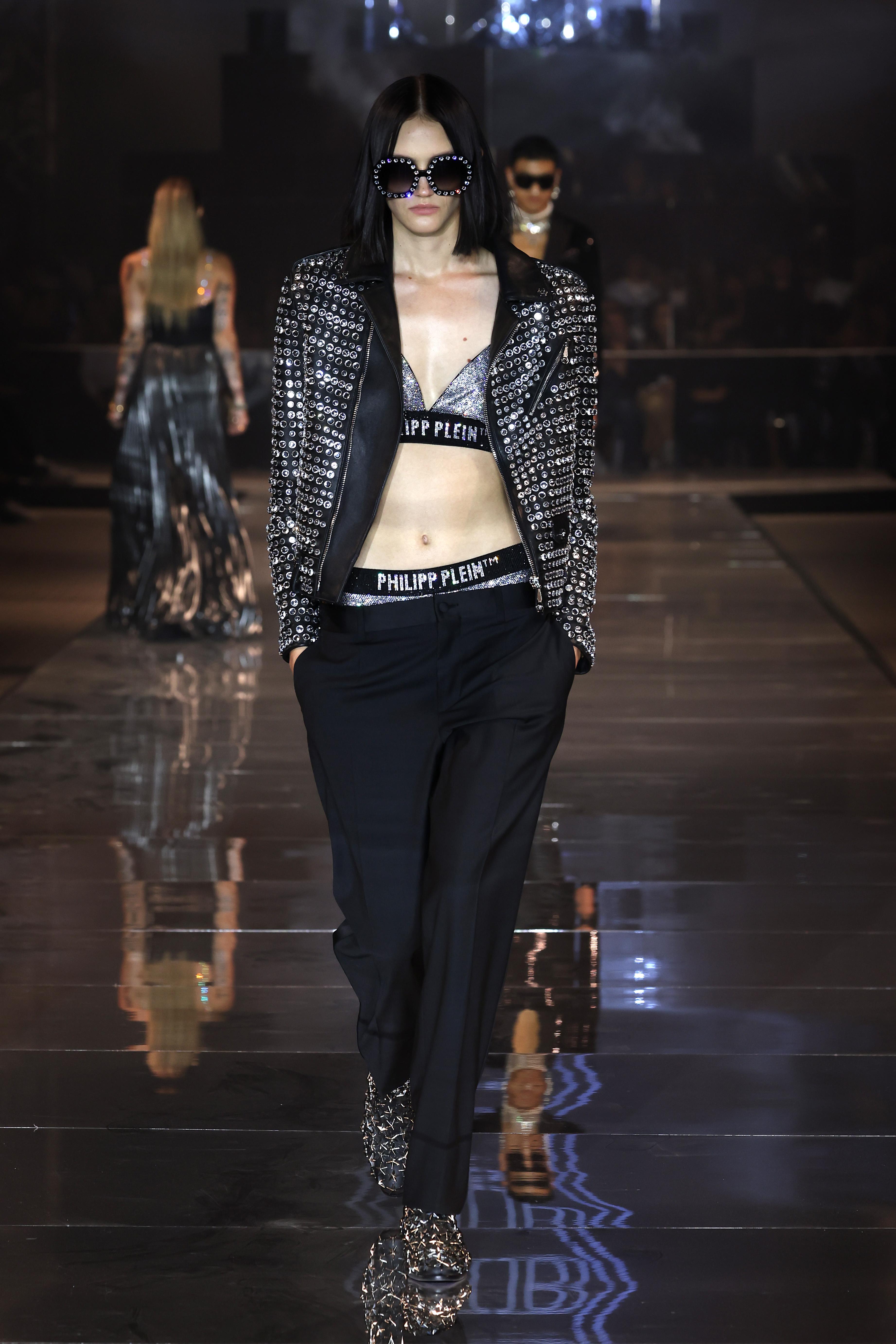 Glam rock, sfarzoso, pratico o alieno. Quale look copiare dalla Milano Fashion Week