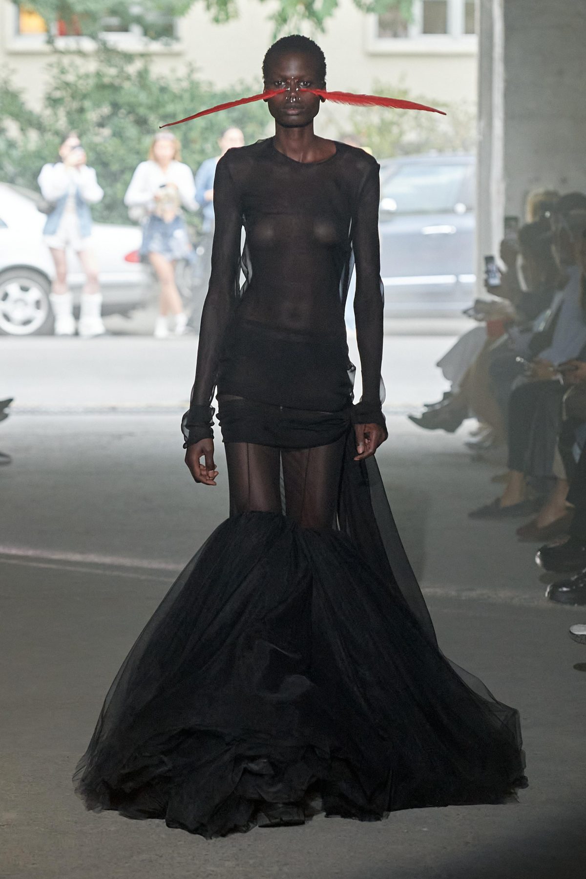 Galleria foto 'Glam rock, sfarzoso, pratico o alieno. Quale look copiare dalla Milano Fashion Week' - foto 15