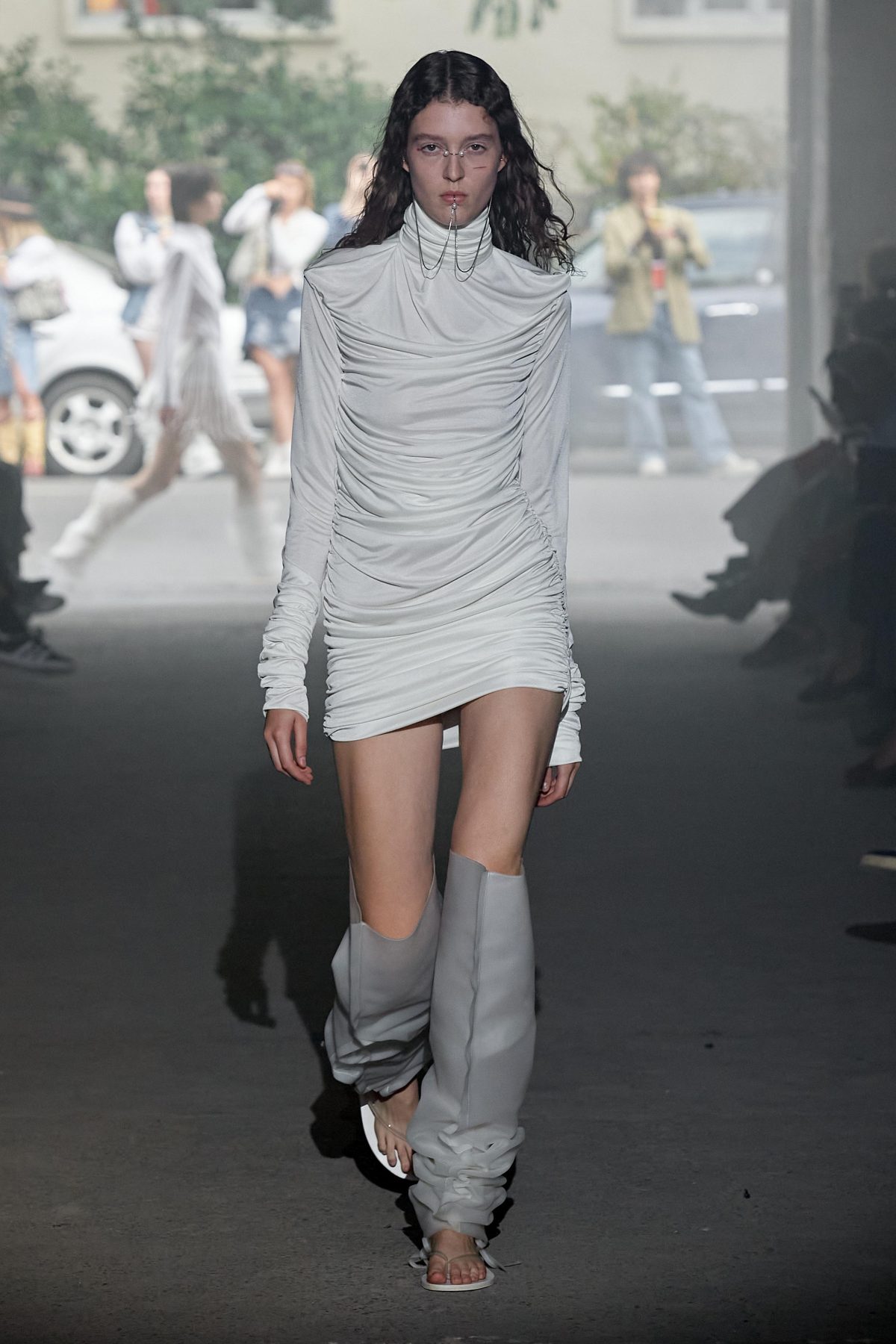 Galleria foto 'Glam rock, sfarzoso, pratico o alieno. Quale look copiare dalla Milano Fashion Week' - foto 16