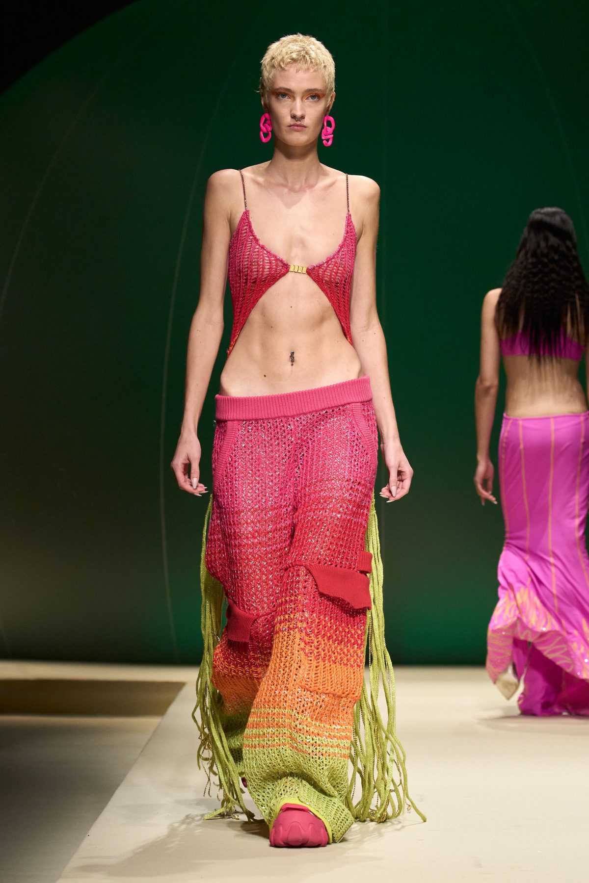 Galleria foto 'Glam rock, sfarzoso, pratico o alieno. Quale look copiare dalla Milano Fashion Week' - foto 37