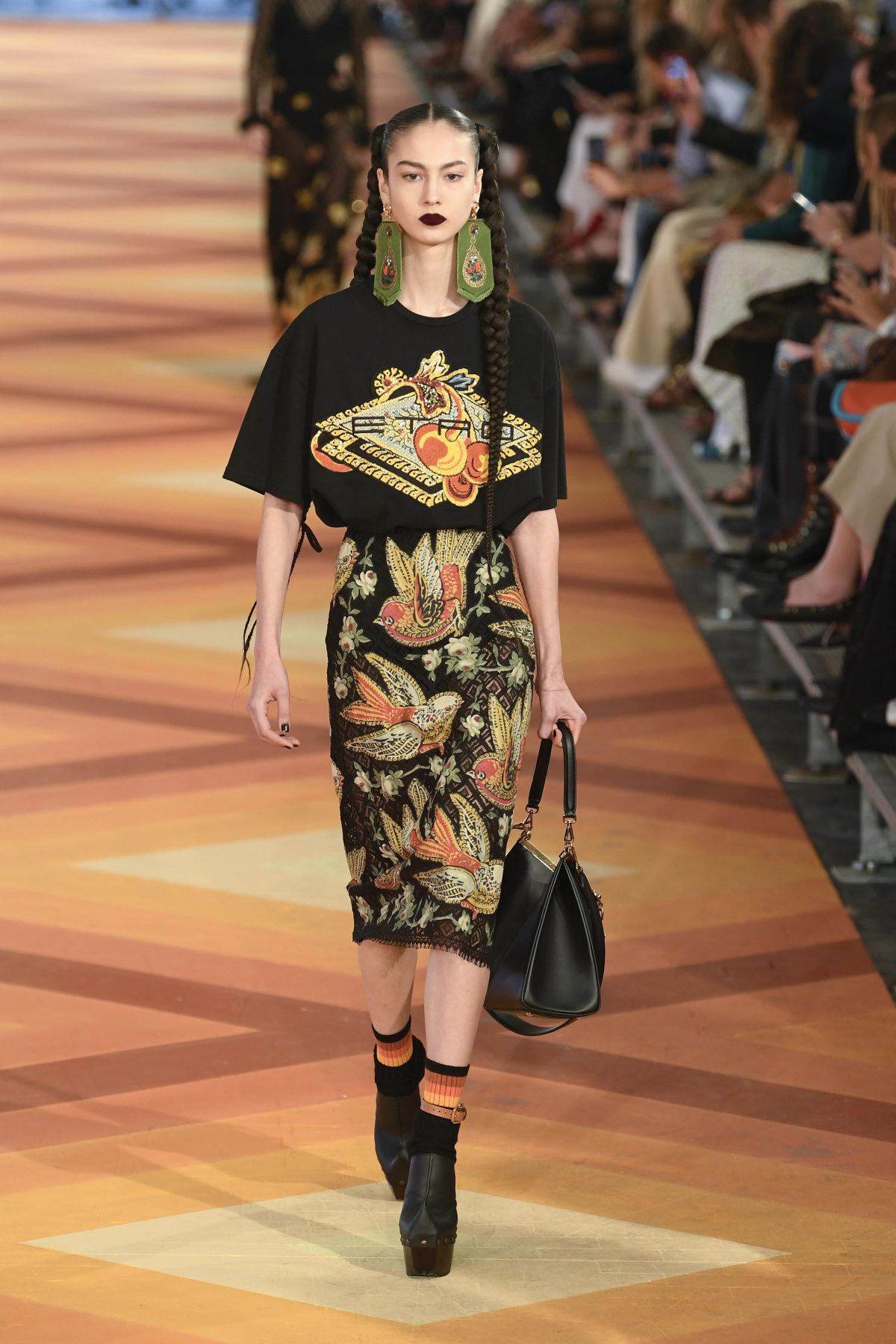 Galleria foto 'Glam rock, sfarzoso, pratico o alieno. Quale look copiare dalla Milano Fashion Week' - foto 31