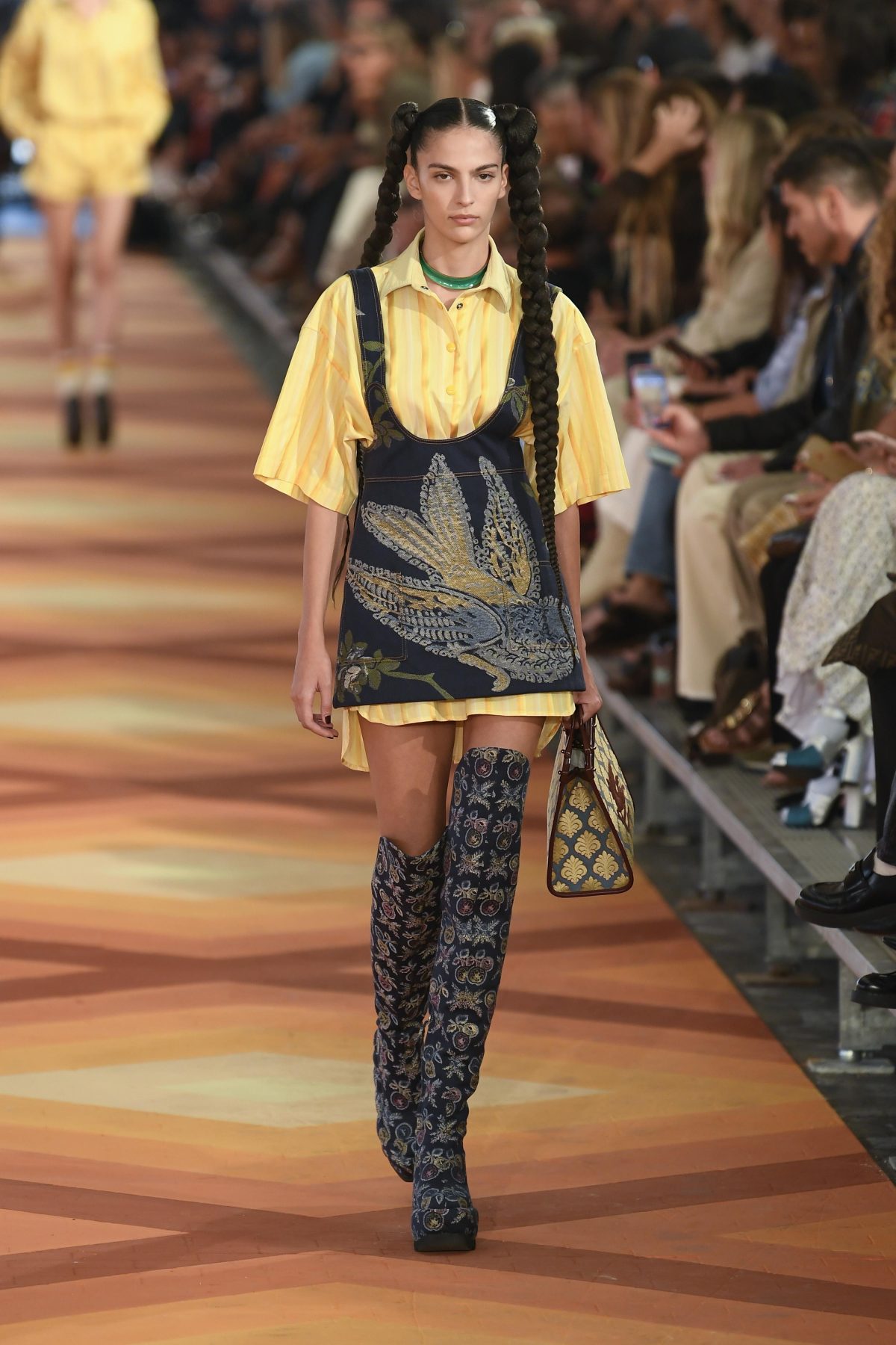 Galleria foto 'Glam rock, sfarzoso, pratico o alieno. Quale look copiare dalla Milano Fashion Week' - foto 30