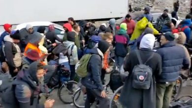 Code Confine Russia Georgia di uomini in fuga dalla guerra | video