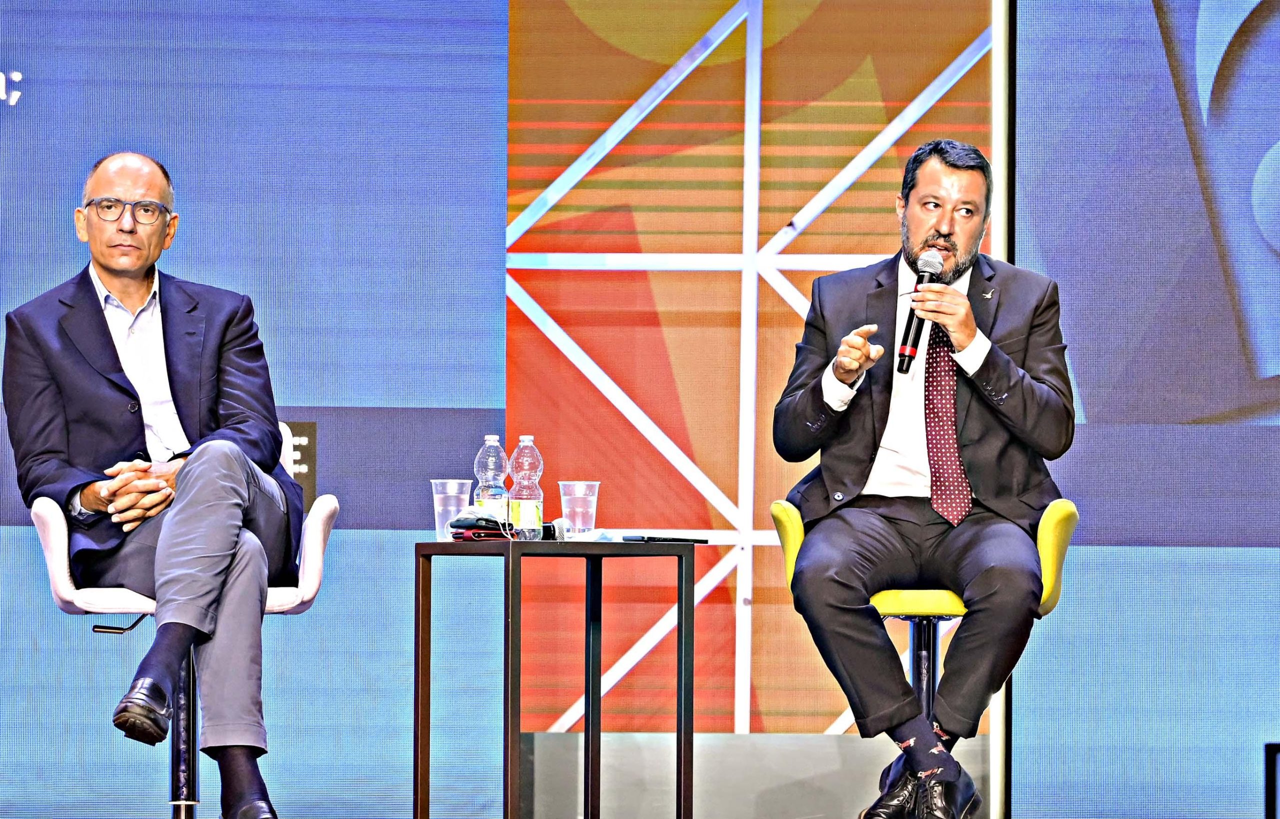 Le due mosse della sinistra (e della stampa amica): nascondere la crisi Pd bombardando Salvini Le due mosse della sinistra (e della stampa amica): nascondere la crisi Pd bombardando Salvini