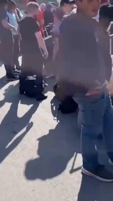 Code di uomini in fuga dalla Russia al confine con la Georgia | video