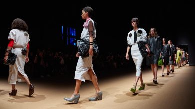 Paper fabric e stropicciato, il nuovo look «Touch of Crude» di Prada