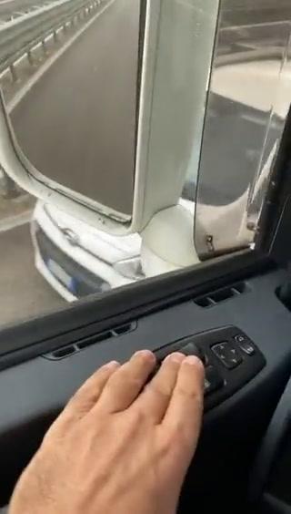 Anziana contromano su una superstrada I video