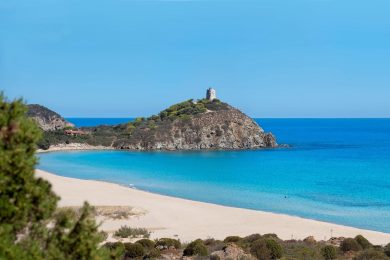 Fuga d’autunno in Sardegna tra fenicotteri, un faro e un mare indimenticabile