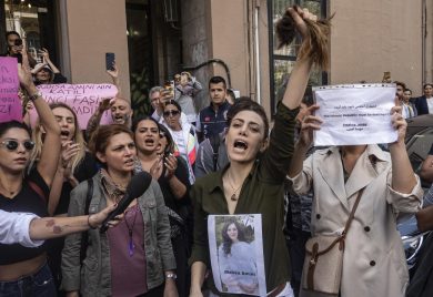 L’Iran nella protesta per il velo, le violenze alle donne e la crisi economica
