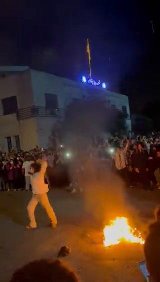 Iran, donne protestano bruciando il velo I video