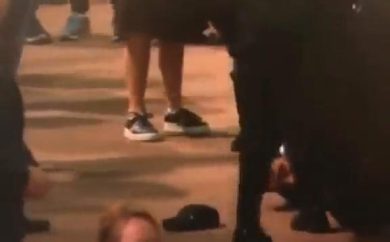 Uomo tenta assalto alla bara della Regina Elisabetta | video