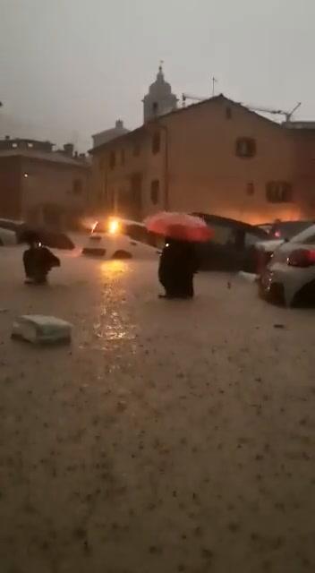 Alluvione a Cantiano, Marche, devastata da una bomba d’acqua | video