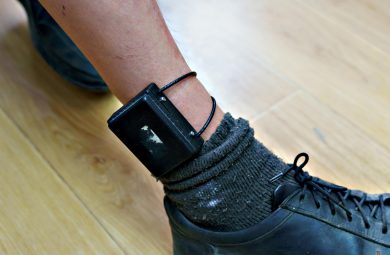 La triste storia del braccialetto elettronico che non usiamo ma paghiamo