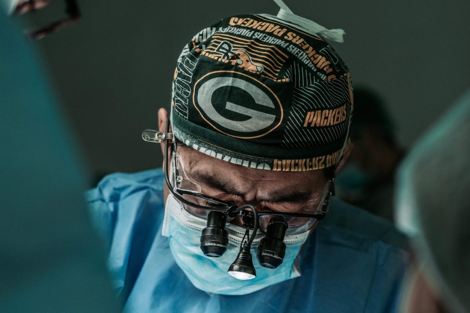 Un giovane Frankenstein informa il pubblico sul tema delle ferite post-operatorie