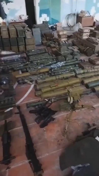 I russi abbandonano nella ritirata un deposito di munizioni | video