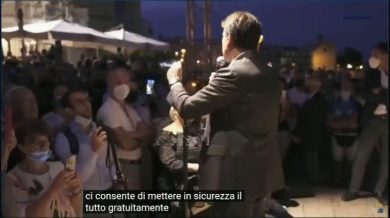 Gratuitamente, la parola tormentone di Giuseppe Conte | video