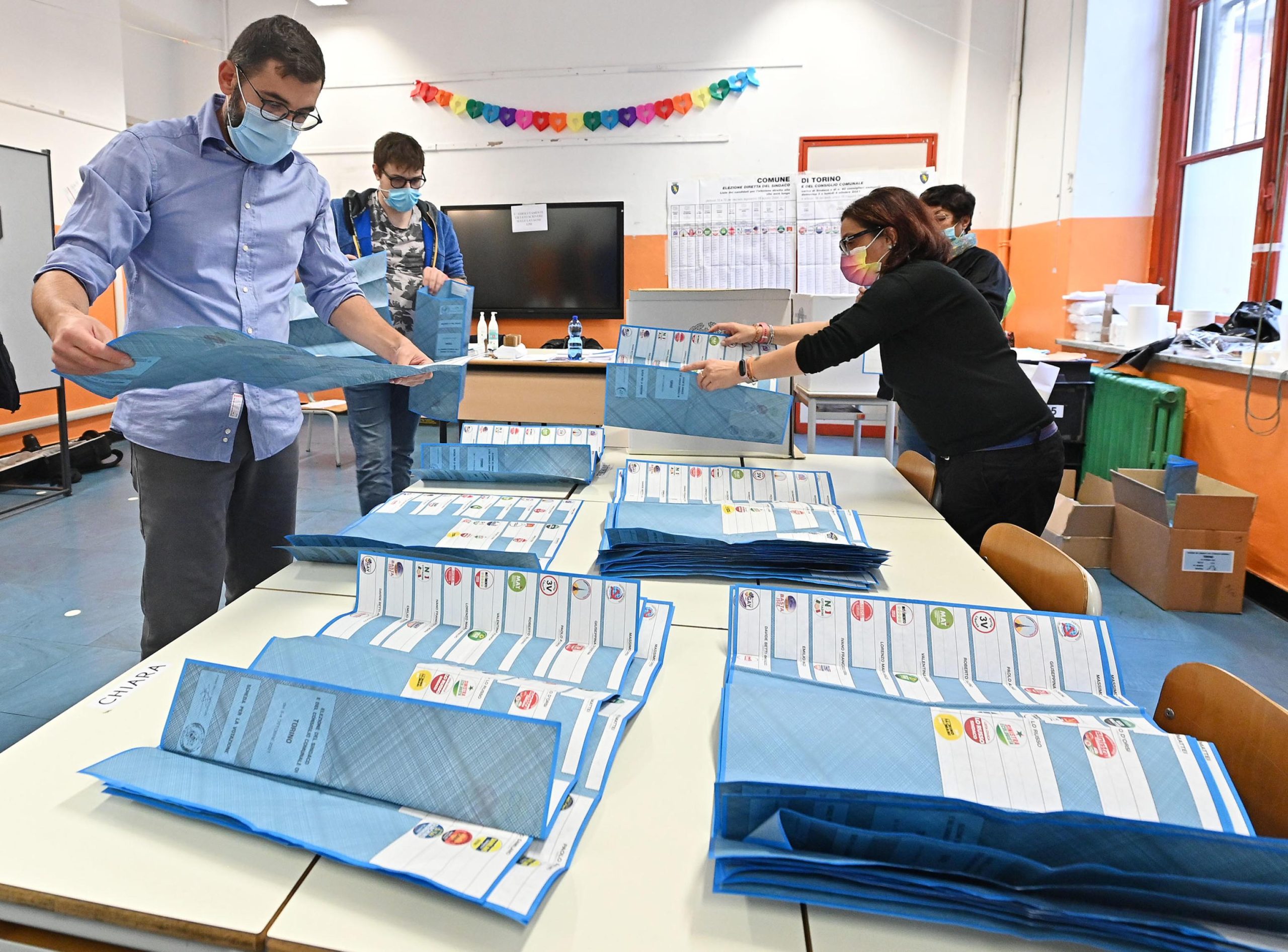 Stop ai sondaggi da domani con Fdi e M5S in crescita mentre Pd e Lega calano Stop ai sondaggi da domani con Fdi e M5S in crescita mentre Pd e Lega calano