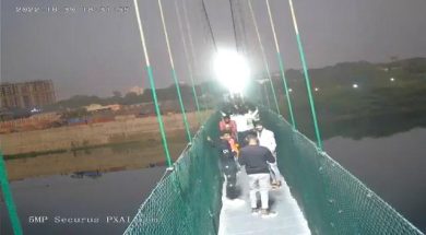 India, crolla ponte pedonale. 141 morti  I  video