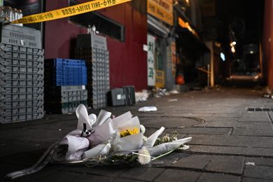 Una settimana di lutto e tante domande sulle morti di Seoul