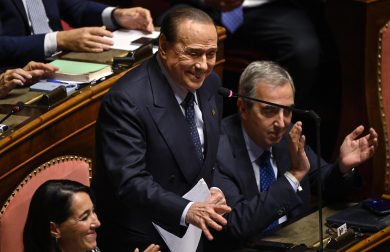 Berlusconi torna al Senato e promette fedeltà alla Meloni (e all’Ucraina)